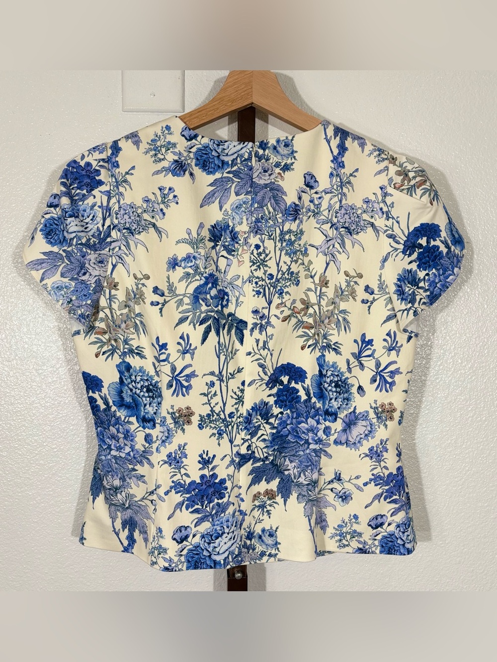 Antonio Melani White and Blue Floral Peplum Blouse Women’s Size 10 - Picture 3 of 9
